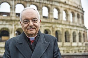 Más de mil fieles vivieron la histórica peregrinación ACN Roma 2025, presenciando la elección del Papa León XVI y cruzando la Puerta Santa.