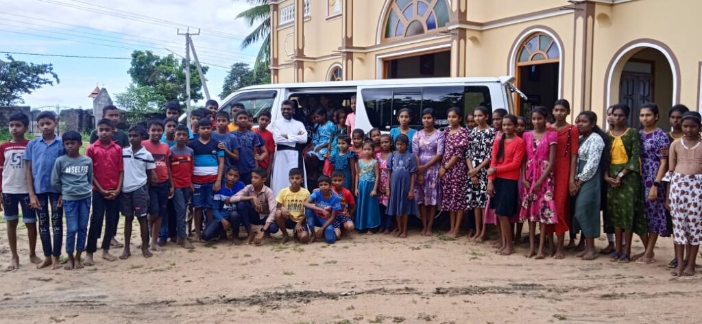 Minibús para pastoral en Sri Lanka